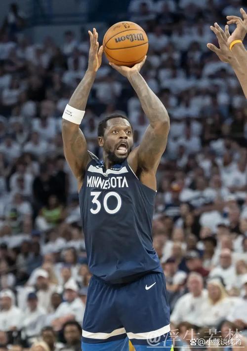 兰德尔半场16分钟砍下19分5篮板2助攻,命中率50%。 兰德尔半场16分钟砍下19分5篮板2助攻,命中率50%。